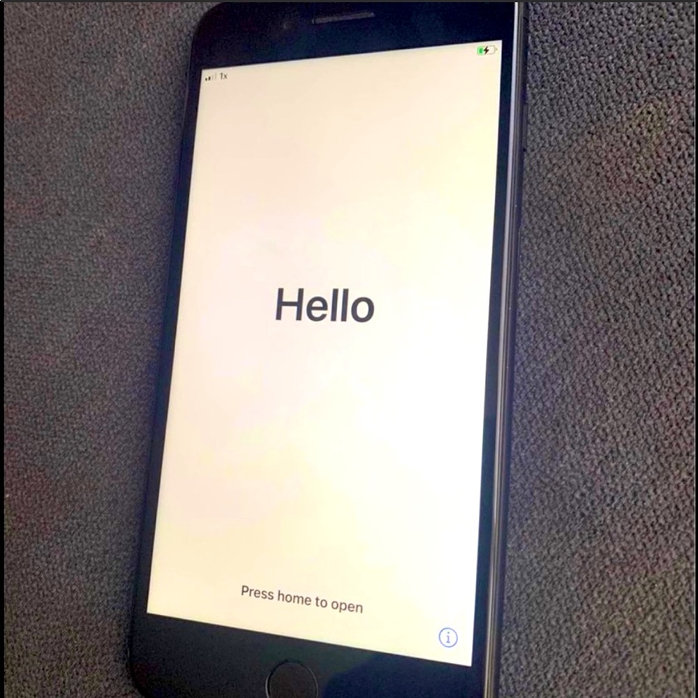 COPY - iPhone 7 Plus. Unlocked with clean IMEI. CAN BE USED WITH ANY CARRIER.